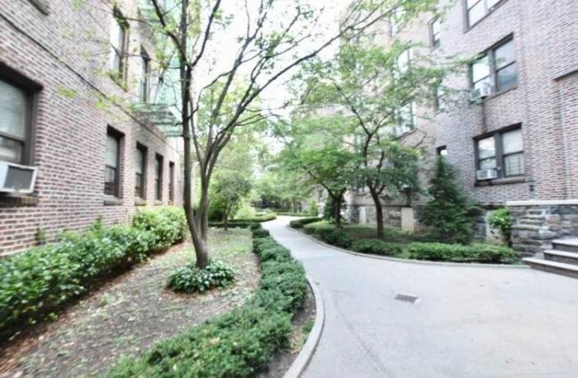 Foto del edificio - 2 bedroom in BRONX NY 10463