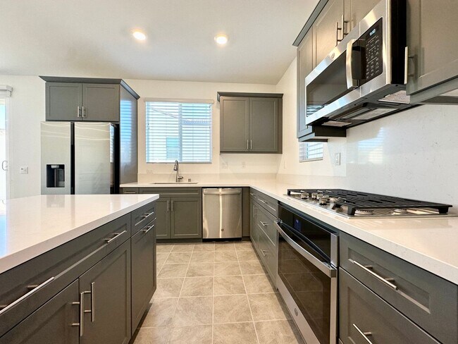 Foto del edificio - AVAILABLE NOW ! 4 bedrooms 3 bathrooms Hom...