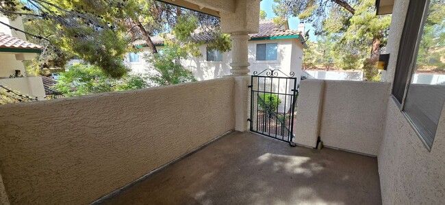 Building Photo - Lovely Upstairs Condo