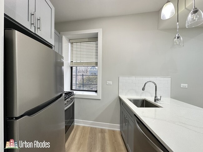 Building Photo - 442 W Belden Ave