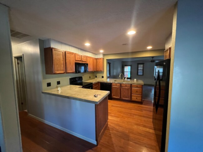 Building Photo - 2602 Oak Ave