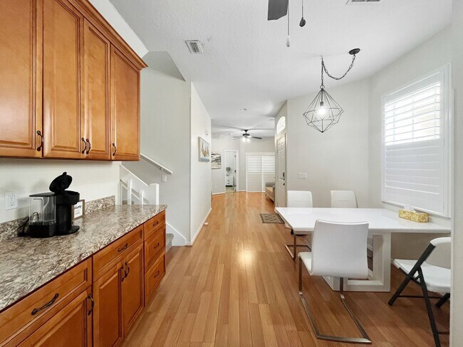 Foto del edificio - Spacious 4-Bedroom Townhome with Lake Views in Desirable Willow Lake Community