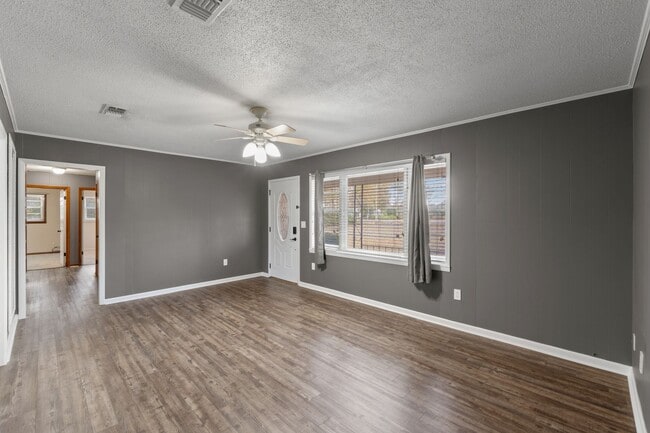 Building Photo - 3 bedrooms 2 bathroom