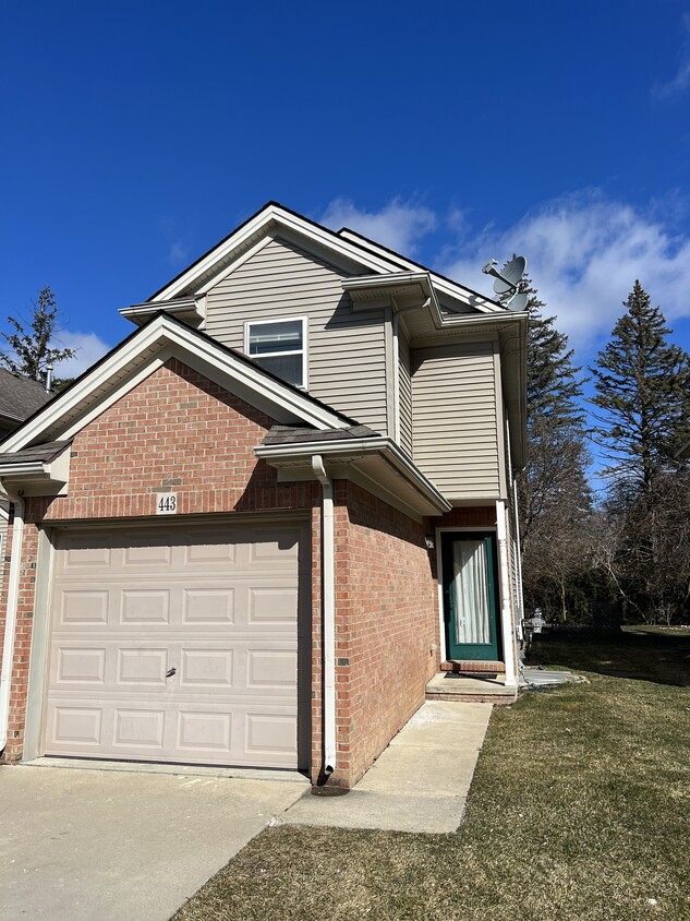 Photo - 443 South St (South Lyon, MI)