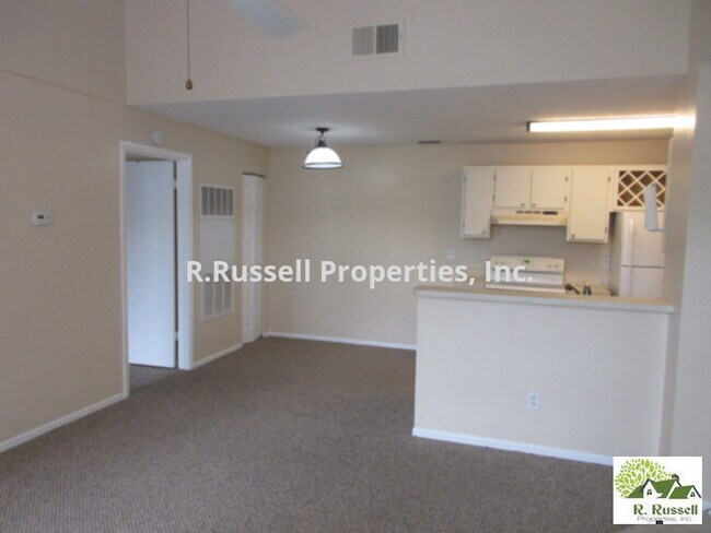 Foto del edificio - Regency Park  one bedroom top floor condo ...