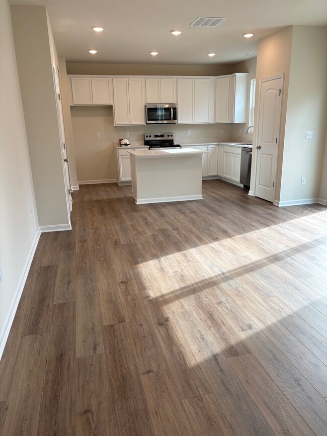 Building Photo - 2013 Lyndon Green Cir