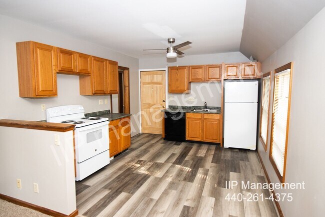 Building Photo - Charming Colonial-Style 2 Bed, 1 Bath Unit...