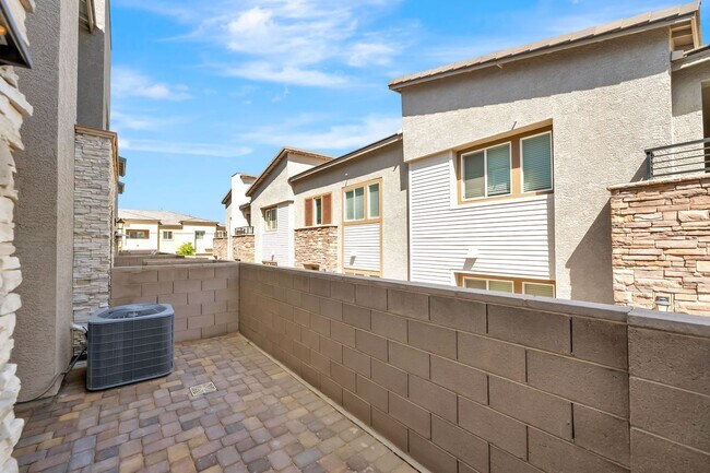 Foto del edificio - Modern Cadence Townhome with Sleek Finishes & Open-Concept Living!