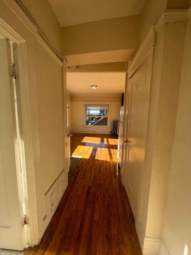 Foto del edificio - Raymond Investments LLC.