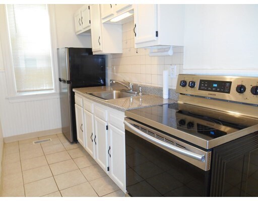 Building Photo - 140 Elm St