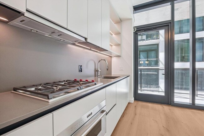 Building Photo - 610 Davis St