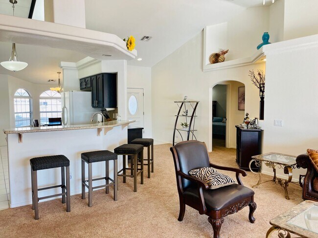 Foto del edificio - Fully Furnished Lakefront Short-Term Renta...