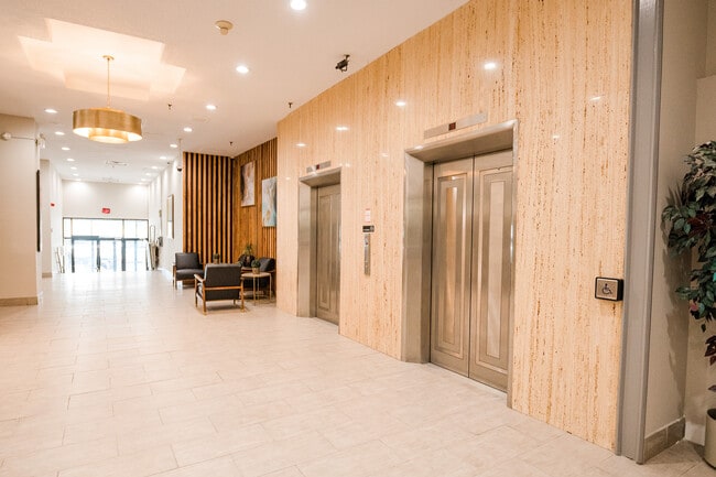 Building Photo - Studios on King