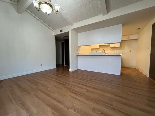 Building Photo - 205