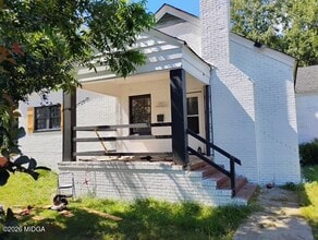 Building Photo - 3207 Seminole Ave