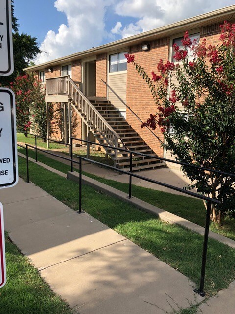 Frente del edificio - 802 W 2nd St