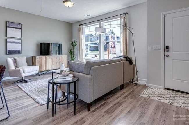 Foto del edificio - Newer SE 3 Bdrm House, All Appliances incl W/D, Air Cond, Community Pool, Double Garage