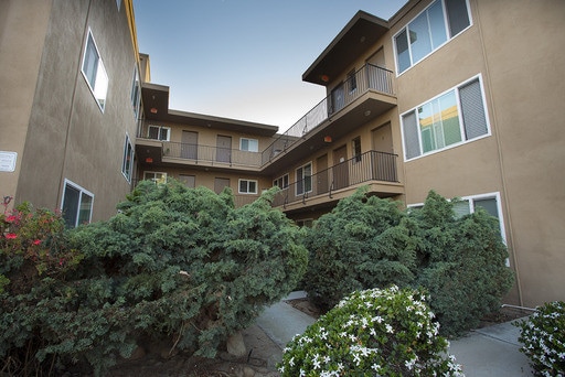 Foto del edificio - Spacious 2br Corner Apt in Crown Point with Parking and Pool!