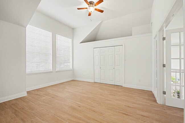 Foto del edificio - 8303 Lake Crystal Dr