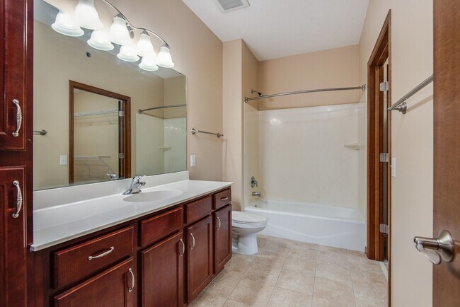Foto del edificio - Oaks Glen Lake Apartments