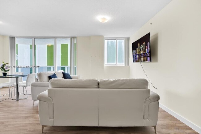 Foto del edificio - 601 NE 23rd St