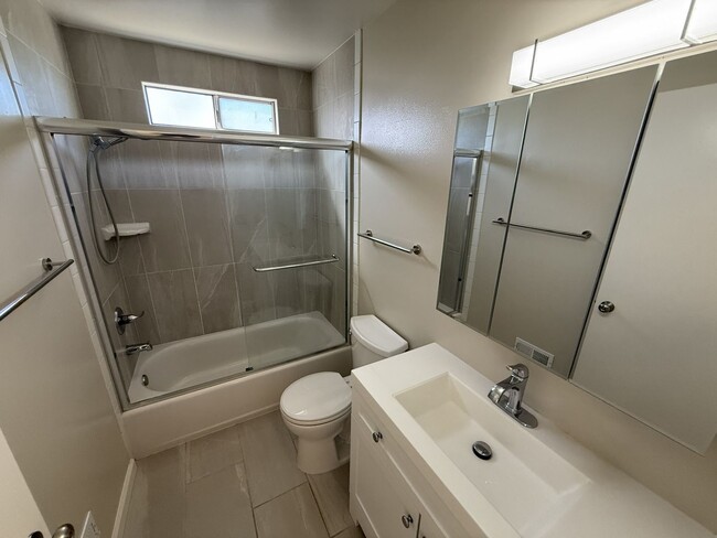 Building Photo - Markross17255* (10)