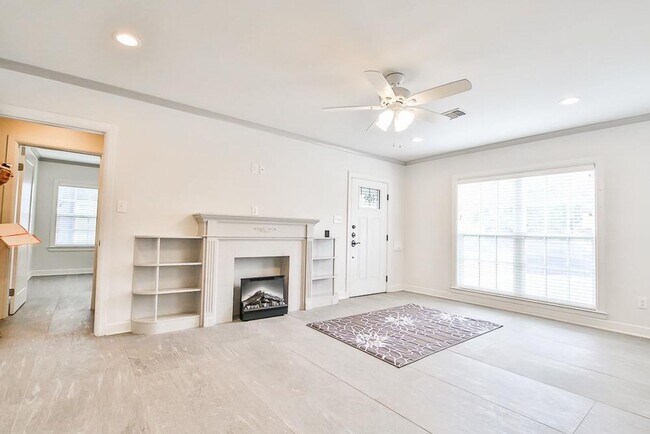 Building Photo - Exquisitely updated 3/2 blocks from Tech.