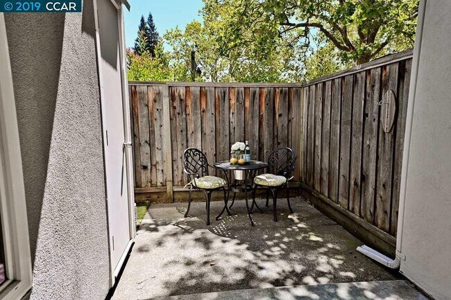 Garden off of the living area. - 414 Old Orchard Ct
