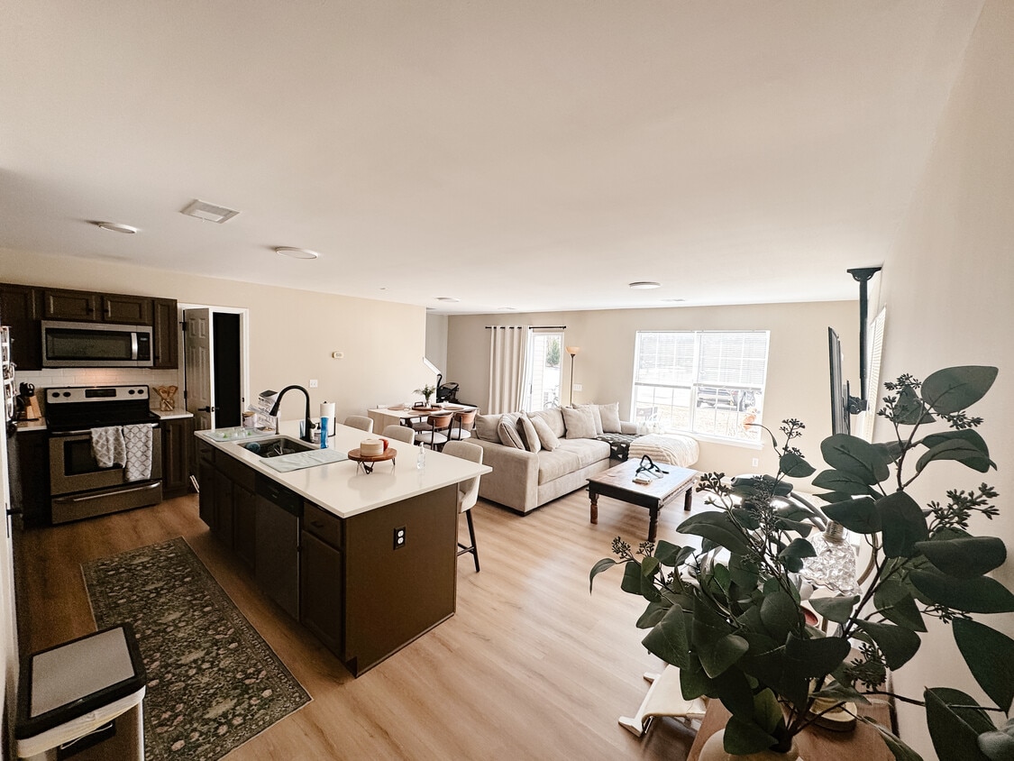 Foto del edificio - 215 Dillard Mill Dr