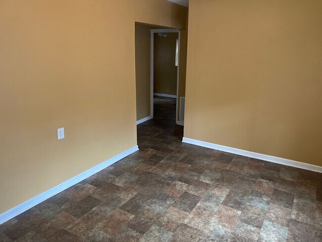 Building Photo - 3 Bed/1 Bath. Fully fenced in backyard.