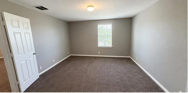 Building Photo - 220 Adriana Ln