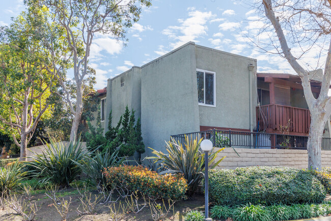 1000 - 1040 W MacArthur Blvd - MacArthur Village