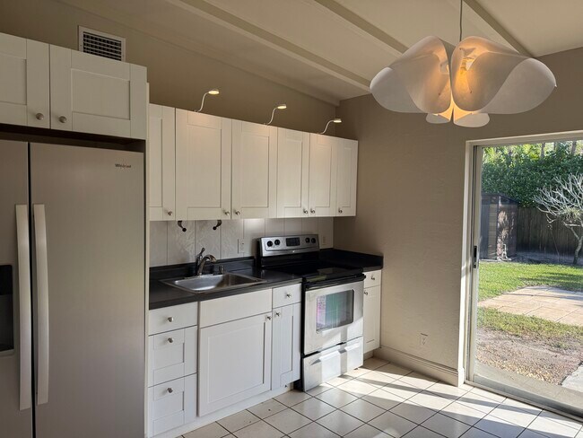 Building Photo - 1608 SW 13th St