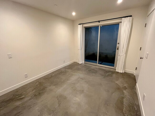 Downstairs bedroom - 2550 Veteran Ave