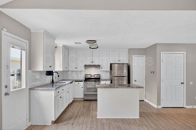 Foto del edificio - 16350 Many Trees Ln