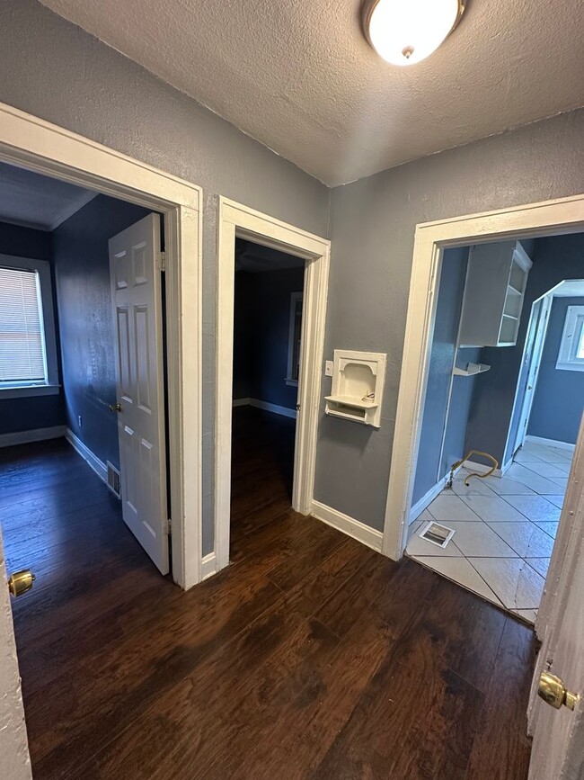 Building Photo - 2 Bedroom 1 Bath