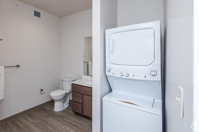2 habitaciones, 2 baños - 985 pies cuadrados - Baño - Terrace Place Apartments