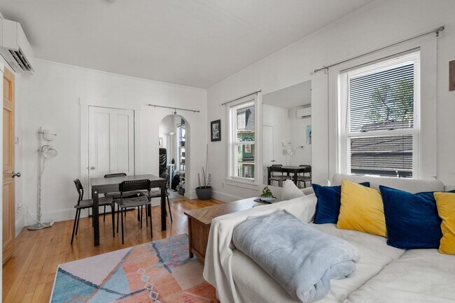 Building Photo - 32 Richardson St