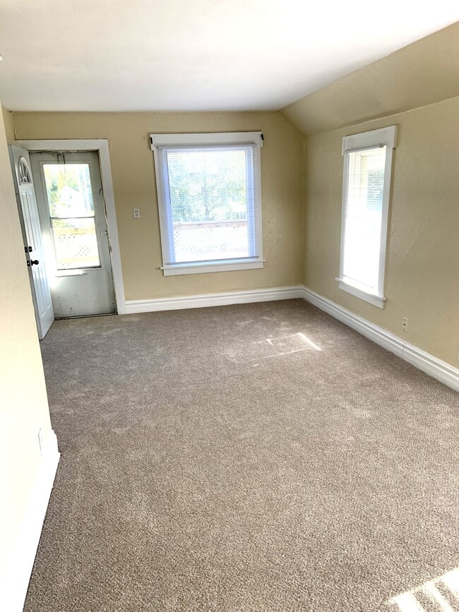 living room area - 3904 14th Ave