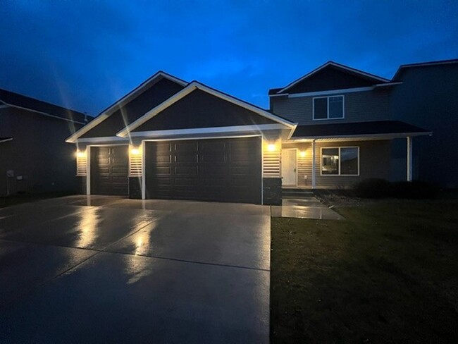 Building Photo - Newer Home in Post Falls!