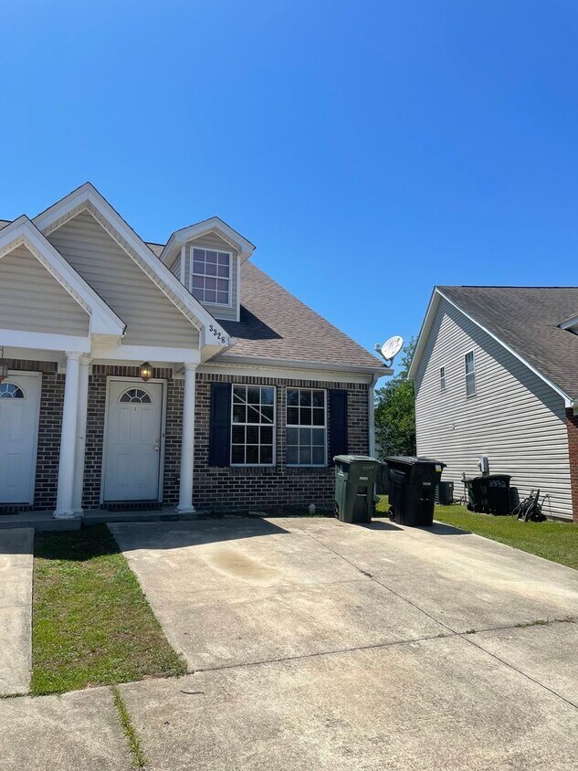 Foto principal - Gorgeous 3/3 Townhome!