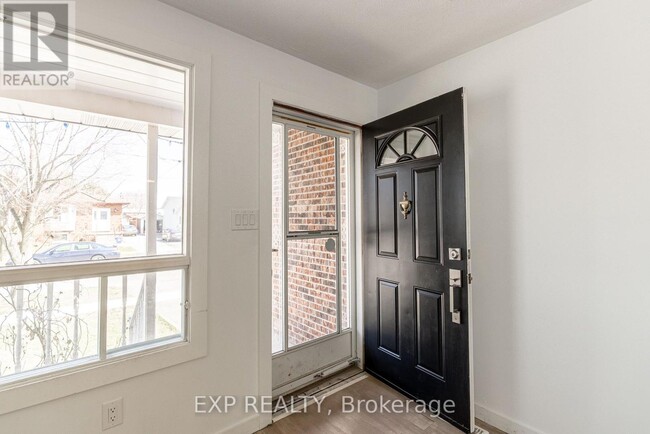 Photo du bâtiment - 90 Commercial St