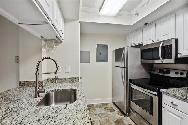 Building Photo - 1 br, 1 bath Condo - 795 Hammond Dr Apt 705