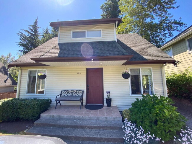 Foto del edificio - Quiet 3-Bed, 1.5-Bath Home with Large Encl...