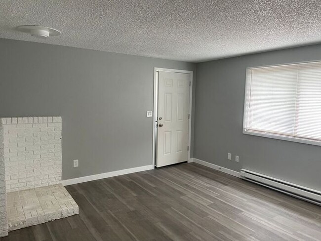 Building Photo - Beautiful Newly Renovated Unit!!