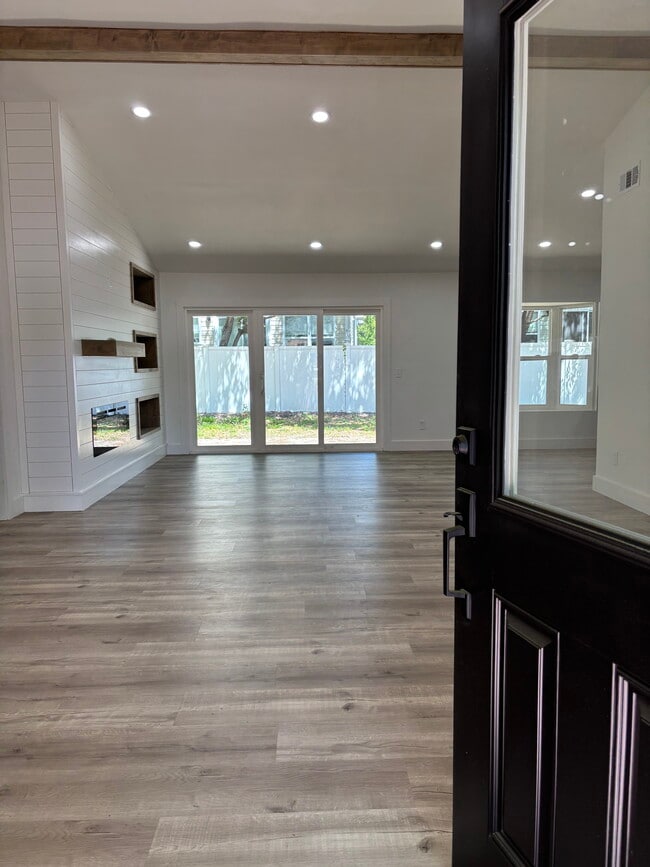 Building Photo - 2695 Ocean Dr