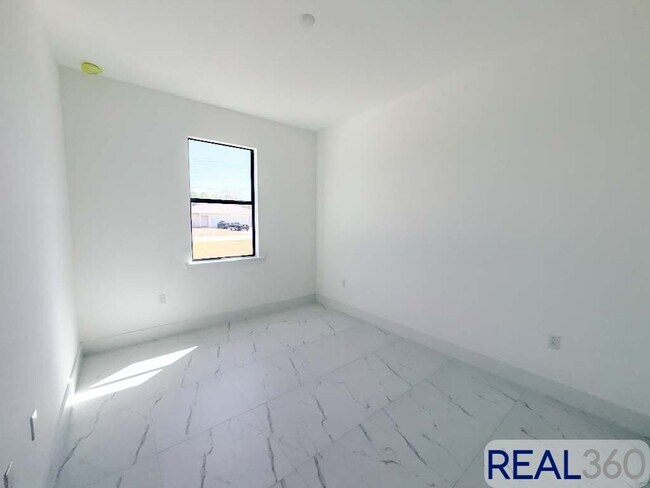 Foto del edificio - 936/938 HOMESTEAD RD S