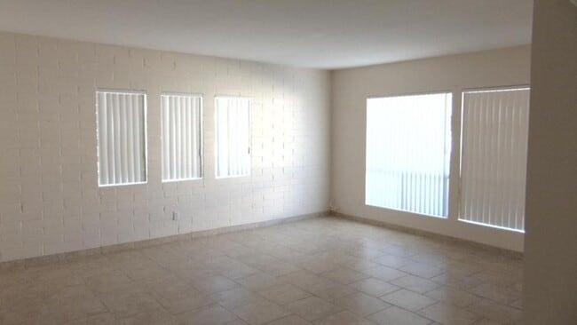 Building Photo - 428 N Calle Del Diablo