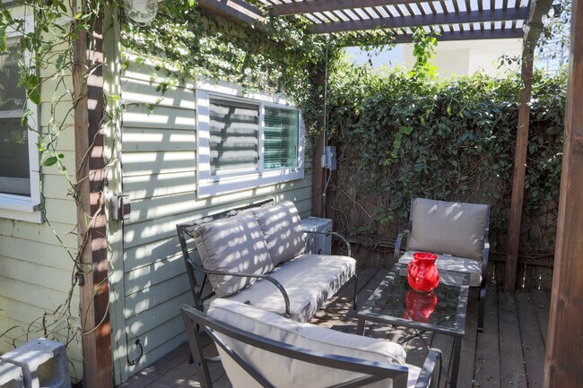 Private outdoor patio - 3655 1/2 Vinton Ave
