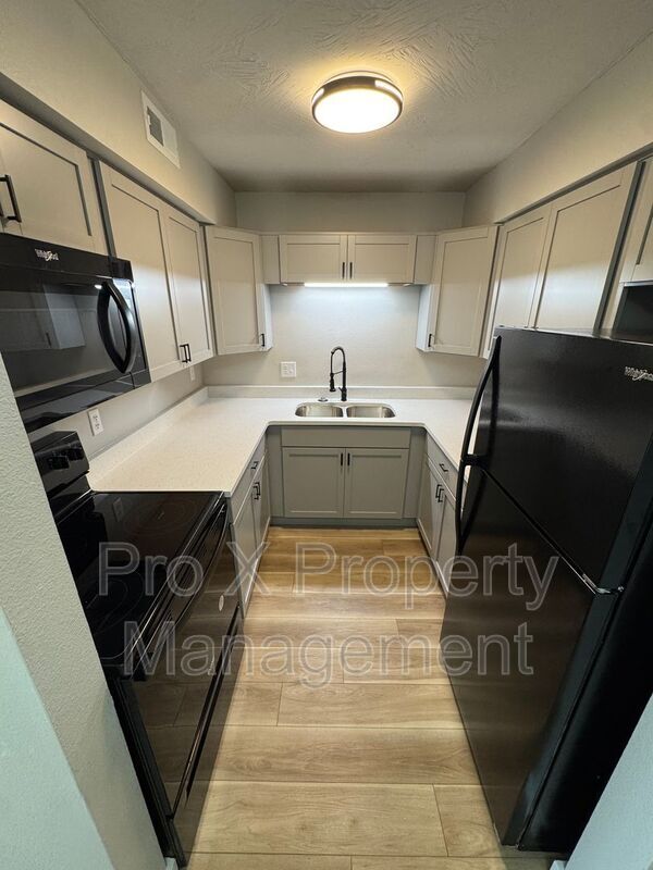 Building Photo - 2213 E Macs Ct